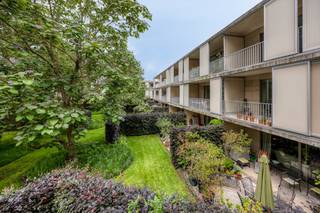 In residentie 'Reylof' vinden we dit bijzonder, lichtrijk appartement terug. Door de centrale ligging in het midden van Gent bevinden we ons op wandelafstand van o.a. het Gravensteen, de Korenmarkt en het Oud Begijnhof Sint-Elisabeth, op een boogscheut van winkels, restaurants en openbaar vervoer. Door de verborgen locatie ervaren we hier complete rust in het bruisende centrum. Dit uitzonderlijk appartement (100m²) bevindt zich op de hoek van de residentie waardoor een continue lichtinval wordt gegarandeerd. Rondom is er een terras van maar liefst 40m² met verschuifbare zonnewering aan de buitenkant. Op het middenplein staan bomen die tijdens lente/zomer/herfst zorgen voor een mooi groen zicht en zo goed als geen inkijk. Het appartement heeft een grote, open ruimte waar zich de keuken en de eet-/leefruimte bevinden. Naast de keuken is er een berging met plaats voor wasmachine en/of droogkast. De hal brengt ons naar de 2 mooie slaapkamers, een badkamer en een afzonderlijk toilet. De kamers hebben ook toegang tot het terras. Bovendien beschikt het appartement over een ruime kelderberging. Interesse? Vraag vandaag nog uw bezoek aan! Bestuursmaatregelen in het maatregelenregister: ja