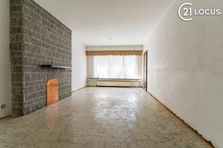 <p><span>Vous recherchez une maison familiale spacieuse idéalement située à Beveren ? Cette maison semi-ouverte mérite certainement votre visite.</span></p>
<p><span>Avec une surface habitable de 175 m² sur un terrain de 199 m², cette propriété offre de beaux volumes et de nombreuses possibilités pour les acquéreurs souhaitant aménager et moderniser leur futur logement selon leurs goûts.</span></p>
<p><span>Le rez-de-chaussée comprend un agréable séjour, une cuisine ainsi que plusieurs espaces de rangement pratiques. À l’étage, vous trouverez trois chambres confortables et une salle de bains. Grâce à sa disposition fonctionnelle, cette maison constitue une excellente base pour une famille à la recherche d’espace et de confort.</span></p>
<p><span>L’un des principaux atouts de cette propriété est son vaste grenier aménageable. Celui-ci offre la possibilité de créer des chambres supplémentaires, un bureau, une salle de loisirs, une salle de jeux ou un espace polyvalent selon vos besoins.</span></p>
<p><span>À l’extérieur, vous profiterez d’un agréable jardin, idéal pour se détendre et profiter des beaux jours.</span></p>
<p><span>Les atouts :</span></p>
<p><span>✔ Excellente situation à Beveren</span><br /><span>✔ Maison semi-ouverte</span><br /><span>✔ 175 m² de surface habitable</span><br /><span>✔ Terrain de 199 m²</span><br /><span>✔ 3 chambres à coucher</span><br /><span>✔ Grand grenier avec potentiel d’aménagement</span><br /><span>✔ Beau potentiel de modernisation</span><br /><span>✔ Proche des commerces, écoles, transports en commun et axes routiers</span></p>
<p><span>Vous recherchez une maison spacieuse, pleine de potentiel et idéalement située ? Contactez-nous dès aujourd’hui pour une visite et découvrez toutes les possibilités qu’offre cette propriété.</span></p>