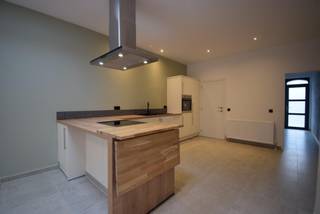GROENESTRAAT 72, 8800 ROESELARE <br /><br />Volledig gerenoveerde woning op wandelafstand van het centrum<br />Deze instapklare en volledig gerenoveerde woning is gunstig gelegen op wandelafstand van het centrum.<br /><br />De gelijkvloerse verdieping omvat een inkomhal, een open en volledig geïnstalleerde keuken met aansluitende berging (voorzien van aansluiting voor een wasmachine) en een lichtrijke woonkamer met schuifdeur die toegang geeft tot een gezellig, volledig omheind koertje met praktische buitenberging. Daarnaast bevindt zich op het gelijkvloers een moderne badkamer, uitgerust met een ligbad, douche, dubbel lavabomeubel en toilet.<br /><br />Aan de straatzijde zijn rolluiken voorzien.<br /><br />Op de eerste verdieping bevinden zich twee slaapkamers, waarvan één met een eigen sanitaire ruimte voorzien van een lavabomeubel en toilet.<br /><br />De tweede verdieping beschikt over een overloop en een ruime derde slaapkamer.<br />De woning is volledig geïsoleerd en biedt een aangenaam wooncomfort.<br /><br />Beschikbaar vanaf 1/09/2026.