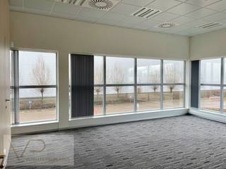 Stap binnen in uw nieuwe uitvalsbasis, op een boogscheut van één van de belangrijkste verkeersaders van Vlaanderen. Ontdek deze "state-of-the-art" kantoren op de eerste verdieping van een kleinschalig gebouw. <br /><br />Voor de deur is een ruime parking voorzien. De kantoorruimte is ingedeeld in een grote meeting-room en diverse aparte kantoren of break-out rooms. <br /><br />De totale oppervlakte bedraagt 400 m<sup>2</sup>, en is onmiddellijk beschikbaar.