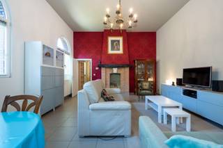 Bent u naast het drukke leven op zoek naar een ideale plaats om te rust te komen? Dan is is deze eigendom zeker het bezoeken waard. Deze loft-duplex bevindt zich op de site van het Karmelietenklooster op een boogscheut van de belangrijkste verbindingswegen met voldoende tram- en bushaltes. In 2011 kreeg deze woning een grondige renovatie.<br />Indeling:<br />U komt binnen via de inkomhal die rechtstreeks toegang geeft tot een polyvalente ruimte/slaapkamer en vervolgens de trappenhal met een apart toilet en berging. Tenslotte is er beneden de woonkamer met ingerichte open keuken. De hoge plafonds zorgen voor voldoende ruimtegevoel. Op de eerste verdieping is er nog de nachthal met toegang tot de zolderruimte, een toilet, 2 badkamers en de 3 slaapkamers.<br />Troeven:<br />- Uniek wonen op een unieke locatie<br />- Gemeenschappelijke tuin<br />- Hoge plafonds (3,75m)<br />- Kelderberging aanwezig<br />Lijkt deze eigendom iets voor u of heeft u concrete vragen? Neem dan snel contact op via 03 360 85 30 en misschien wordt deze eigendom wel de uwe.