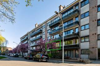 Gelegen aan de Floris Primslei 42 in Borsbeek, bevindt zich dit verzorgd appartement op de eerste verdieping van een goed onderhouden gebouw met 5 verdiepingen met lift. De ligging is bijzonder aangenaam en centraal, met winkels, scholen, openbaar vervoer en belangrijke verbindingswegen in de onmiddellijke omgeving. Je geniet hier van een rustige woonomgeving met alle voorzieningen binnen handbereik.<br /><br />Via de inkomhal kom je binnen in het appartement, waar je meteen toegang hebt tot een apart toilet. De ruime leefruimte biedt voldoende plaats voor een comfortabele zithoek en eetruimte. Aansluitend bevindt zich de keuken, voorzien van een tegelvloer en uitgerust met een inductiekookplaat, oven, dampkap en dubbele spoelbak met verlek. Naast de keuken bevindt zich een handige technische ruimte met aansluiting voor wasmachine.<br />De badkamer is volledig betegeld en beschikt over een tegelvloer, dubbele lavabo en een bad met douchefunctie.<br />Het appartement telt 2 slaapkamers van 14 m² en 12 m².<br /><br />Bij het appartement hoort een garagebox van 18 m² met manuele poort. De diepte bedraagt ongeveer 6 meter en de breedte ongeveer 3 meter. De garagebox is optioneel mee aan te kopen aan €27.500,00.<br /><br />Dit appartement is ideaal voor starters, koppels of investeerders die op zoek zijn naar een praktische en goed gelegen woonst in Borsbeek.<br /><br />Pluspunten:<br />+ Zeer gunstig EPC (A!)<br />+ Ideale ligging<br />+ Gelegen op de eerste verdieping<br />+ Lift aanwezig<br />+ Technische berging en extra kelderberging aanwezig<br />+ Garagebox<br /><br />Interesse in dit tof appartement? Contacteer ons via 03 337 50 70 of info@vbvastgoed.be voor een afspraak ter plaatse of meer info.