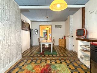 Te koop: woning boordevol potentieel voor wie graag zijn eigen thuis creëert.  Binnenin af te werken naar eigen smaak, maar met een sterke...