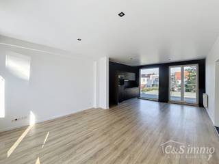 Mooi appartement op de tweede verdieping met een riant terras. Inkomhal, lichtrijke leefruimte (ca 37m²) met een open geïnstalleerde keuken. De moderne keuken is uitgerust met keramische kookplaat, oven, dampkap, vaatwasser en koelkast met vriesvak. Vanuit de keuken toegang tot het terras (ca.13m²) met een open en groen uitzicht. Ruime slaapkamer (ca 18m²) is gelegen aan de voorzijde De badkamer is voorzien van een toilet, inloopdouche en badkamermeubel. Ook is er een aparte berging (ca 3m²) met aansluiting voor wasmachine en droogkast. Dit appartement combineert comfortabel wonen met een gunstig energieverbruik, dankzij het uitstekende EPC-label B. De goede energieprestatie vertaalt zich in lagere energiekosten, een aangenaam binnenklimaat en een duurzame meerwaarde op lange termijn. Ideaal voor wie op zoek is naar een moderne en toekomstgerichte woonst. Elektriciteit Conform. EPC B. Privatieve Cv op gas, dubbele beglazing. Kleinschalig gebouw. Fietsenberging aanwezig op de gelijkvloerse verdieping.