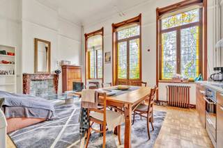 <p>Te renoveren herenhuis uit 1881, op een steenworp van het Leopoldpark, het Europees Parlement en het Museum voor Natuurwetenschappen: dit elegante herenhuis uit ontwikkelt ±380 m² over zes verdiepingen en een kelder, op een perceel van ±300 m².</p>
<p>Achter de mooie, typisch Brusselse rodebaksteengevel heeft het huis heel wat charme van weleer bewaard: royale plafondhoogtes, sierlijsten, originele parketvloeren, marmeren schouwen, erker en glaspartijen. Mooie volumes, en het geheel opent zich aan de achterzijde op een groene en intieme stadstuin.</p>
<p>De huidige indeling telt vier appartementen met één slaapkamer, elk met een eigen badkamer met wc en een eigen keuken, alsook een kelder die volledig als bergruimte dient. Een modulaire opzet die alle vrijheid laat om de ruimtes opnieuw in te delen. Recente condensatieketel (2025).</p>
<p>Ideaal voor een groot familieproject, een opbrengsteigendom of een verhuurinvestering, op enkele minuten van de Europese instellingen, het openbaar vervoer en de groene ruimtes.</p>
<p>Snel te bezichtigen.</p>