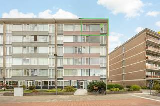 Op een centrale en residentiële ligging in Deurne, aan de Ruggeveldlaan, bevindt zich dit ruime appartement van ca. 96 m² op de 5de en bovenste verdieping van een verzorgd appartementsgebouw. Dankzij de combinatie van een aangename woonoppervlakte, twee slaapkamers, een terras, lift en kelder biedt dit appartement een mooie basis voor wie comfortabel en centraal wil wonen.<br /><br />Via de inkomhal krijgt u toegang tot de verschillende leefruimtes. De leef- en eetruimte is zeer lichtrijk dankzij de grote raam in de voorgevel en de raam in de zijgevel die bovendien zorgen voor een uitzonderlijk mooi uitzicht. Aansluitend bevindt zich de keuken, praktisch ingericht en voorzien van de nodige voorzieningen.<br />Het appartement beschikt over twee slaapkamers waarvan één toegang biedt tot een terras zonder inkijk. Daarnaast zijn er een badkamer voorzien van bad en lavabomeubel en afzonderlijk toilet aanwezig.<br />Het appartement beschikt tevens over een privékelder, ideaal als stockageruimte.<br /><br />Comfort &amp; energie<br />Het appartement is uitgerust met PVC-ramen met dubbele beglazing. In 2019 werd het dak gerenoveerd, in oktober 2026 worden de spouwmuren geïsoleerd wat het appartement naar een EPC C-label zal brengen. Daarnaast zijn er gemeenschappelijke zonnepanelen aanwezig.<br />De verwarming gebeurt via een collectieve mazoutinstallatie. <br /><br />Centrale ligging<br />De ligging op wandelafstand van het Rivierenhof is bijzonder praktisch. In de onmiddellijke omgeving vindt u winkels, horeca en dagelijkse voorzieningen. Zo bevindt Colruyt  zich net aan de overkant van de straat. In de buurt zijn bovendien verschillende horecazaken en cafés gelegen.<br /><br />Troeven op een rij:<br />ca. 96 m² bewoonbare oppervlakte<br />2 slaapkamers<br />5de en bovenste verdieping<br />Lift aanwezig<br />Terras van ca. 4 m²<br />Privékelder<br />PVC-ramen met dubbele beglazing<br />EPC-label D (vanaf november EPC C dankzij spouwisolatie)<br />Dakrenovatie in 2019<br />Gemeenschappelijke zonnepanelen<br />Centrale ligging<br />Winkels, horeca en voorzieningen in de nabije omgeving<br /><br /><br />Het grondplan, het EPC en het asbestattest kan u reeds bekijken via de Wellimmo-site ('documenten')<br /><br />📩 Meer info of een bezoek: info@wellimmo.net<br />📞 03/225 00 68 <br /><br /> 