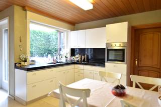 Deze verzorgde gezinswoning combineert ruimte, charme en een uitstekende ligging vlakbij het centrum van Bissegem. Scholen, winkels en belangrijke invalswegen bevinden zich in de onmiddellijke omgeving, wat zorgt voor vlotte verbindingen en een bijzonder aangenaam wooncomfort.<br /><br />Indeling als volgt:<br />Bij het betreden van de woning wordt u verwelkomd in een mooie inkomhal met authentieke uitstraling, waar u meteen de warme sfeer van het huis ervaart. Apart toilet.<br />De woning beschikt over een ruime en lichtrijke leefruimte met open haard en een volledig geïnstalleerde keuken, voorzien van alle comfort.<br />Verder zijn er nog een kelder en een praktische bergruimte aanwezig. <br /><br />Op de eerste verdieping bevinden zich 3 volwaardige slaapkamers.<br />Comfortabele badkamer uitgerust met ligbad, douche en dubbele lavabo.<br />Ook hier treffen we een apart toilet.<br /><br />De aangename tuin met aangelegd terras vormt een fijne buitenruimte om te ontspannen.<br />Vanuit de tuin heeft u bovendien toegang tot een polyvalente ruimte van ca. 70 m², vroeger ingericht als schoenenwinkel. Deze ruimte biedt tal van mogelijkheden, zoals een hobbyruimte, praktijk of bureau. Er is een apart sanitair (toilet en lavabo) voorhanden.<br />Eveneens is er een rechtstreekse toegang van de straatkant.<br /><br />EXTRA TROEVEN: zolder met meer opbermogelijkheden, grotendeels dubbele beglazing, ...<br /><br />Onze ref. DEV4869