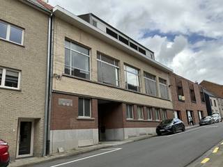 <p>Investeringsopportuniteit met sale &amp; lease back – industrieel gebouw in Brakel</p>
<p>Gelegen in de Tenbossestraat 13 te Nederbrakel, bevindt deze voormalige Proximus-site zich op een strategische locatie nabij het centrum van Brakel. Het betreft een ruim industriegebouw met stockage-, werk- en multifunctionele ruimtes, gecombineerd met een interessante sale &amp; lease back constructie tot 2030.</p>
<p>Deze eigendom biedt mogelijkheden voor investeerders, ondernemers, stockage, fabricage, logistieke activiteiten of projectontwikkelaars met een langetermijnvisie.</p>
<p>Troeven van het pand</p>
<ul><li>Sale &amp; lease back met Proximus tot 2030</li><li>Industriegebouw met ruime bruikbare oppervlaktes</li><li>Interessant voor stockage, productie, ateliers of logistiek</li><li>Totale perceeloppervlakte van ca. 1.166 m²</li><li>Totale bruto vloeroppervlakte van ca. 849 m²</li><li>Gelegen in woongebied volgens het geldende gewestplan</li><li>Mogelijk toekomst- of herontwikkelingspotentieel (onder voorbehoud van stedenbouwkundige voorschriften)</li></ul>
<p>Prijs op aanvraag.</p>
<p>Meer informatie en technische documentatie beschikbaar via kantoor.</p>