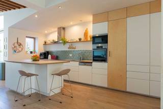 VERKOCHT!!!<br /><br />Deze ruime en verzorgde gezinswoning bevindt zich in een gezellige woonbuurt, vlakbij het Te Boelaerpark. <br />Je komt de woning binnen via een aangename inkomhal. Hier vind je ook een apart toilet en toegang tot de (ruime en droge) kelder. Vanuit de hal kom je binnen in een lichtrijke en bijzonder ruime living en volledig uitgeruste leefkeuken. Via een grote dubbele schuifdeur kom je vanuit de leefruimte meteen in de gezellige stadstuin. <br />Op de eerste verdieping vind je 2 slaapkamers en een badkamer met ligbad, douche, toilet en dubbele lavabo.<br />Op de tweede verdieping zijn er nog 2 ruime slaapkamers en een wasruimte met lavabo en aansluitingen voor wasmachine en droogkast.<br />De woning werd in 2014 uitgebreid gerenoveerd en in 2021 werden de voordeur en de ramen vernieuwd. Verder is de woning uitgerust met airco (in 3 van de 4 slaapkamers) en werden er in 2020 zonnepanelen geplaatst.<br /><br />Beschikbaar begin 2027.<br /><br />VERKOCHT!!!