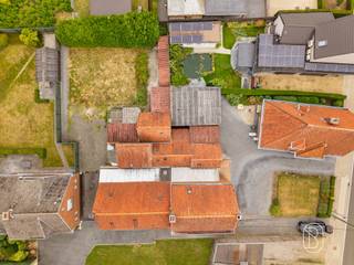 Te renoveren HOB met veel potentieel. Deze halfopen gezinswoning is een interessante opportuniteit voor wie op zoek is naar een woning die volledig naar eigen smaak kan worden gerenoveerd. Dankzij de grote raampartijen geniet de woning van een aangename lichtinval en biedt de indeling verschillende mogelijkheden.Achteraan bevindt zich een gezellige, onderhoudsvriendelijke tuin, ideaal om in alle eenvoud van de buitenruimte te genieten.Een extra troef is de mogelijkheid om de naastgelegen woning/perceel aan te kopen, wat extra perspectieven biedt voor wie meer ruimte zoekt.De woning is bovendien strategisch gelegen nabij belangrijke invalswegen, waardoor verschillende steden en gemeenten vlot bereikbaar zijn. Meer info? tessa@immobeguin.be