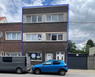 <p>Op zoek naar een ruime gezinswoning mét extra mogelijkheden voor een zelfstandige activiteit, praktijkruimte of atelier? Deze veelzijdige woning aan de stadsrand van Aalst combineert authentieke charme, royale woonoppervlakte en een uitzonderlijke multifunctionele werkruimte. Achter de woning bevindt zich een <strong>ruime afzonderlijke werkruimte van 74 m²</strong>, momenteel ingericht als yogazaal, met <strong>eigen ingang</strong> en voorzien van <strong>2 toiletten</strong>. Dankzij de flexibele indeling biedt deze ruimte tal van mogelijkheden als praktijkruimte, kantoor, groepsruimte of zelfstandige activiteit. Bovendien zijn er <strong>twee doorgangen tussen woning en werkruimte</strong>, waardoor wonen en werken perfect gecombineerd kunnen worden. Zowel de woning als de werkruimte beschikken over een <strong>eigen verwarmingsketel</strong>.</p>
<p><strong>Gelijkvloers</strong><br />Bij het binnenkomen word je verwelkomd in een <strong>ruime leefruimte</strong>, aangevuld met een extra woonkamer en praktische bijkeuken. Vanuit deze ruimte heb je directe toegang tot de <strong>gezellige binnenkoer met zonneterras</strong>, een heerlijke plek om in alle rust te genieten. Authentieke charme blijft behouden dankzij prachtige elementen zoals de <strong>hoge houten lambriseringen</strong>, die de woning extra karakter geven.</p>
<p><strong>Eerste verdieping</strong><br />Via de trap – <strong>voorzien van traplift</strong> – bereik je de eerste verdieping. Hier vind je een <strong>ruime keuken met eetkamer en extra zithoek</strong>, ideaal als gezellige leefverdieping. Verder bevinden zich hier een <strong>slaapkamer</strong>, een <strong>badkamer met lavabo, douche en toilet</strong>, én wasruimte.</p>
<p><strong>Tweede verdieping</strong><br />De vaste trap brengt je naar de tweede verdieping met <strong>drie volwaardige slaapkamers</strong> en een <strong>ruime badkamer</strong>, uitgerust met lavabo, ligbad en toilet. Extra troef: via een buitentrap bereik je een <strong>gezellig dakterrasje</strong>, perfect voor een rustig koffiemoment of een zonnige namiddag.</p>
<p><strong>Extra troeven</strong></p>
<p>✔ Grote polyvalente werkruimte van <strong>74 m²</strong> met aparte ingang<br />✔ Ideaal voor <strong>zelfstandigen, praktijk, atelier of hobbyruimte<br /></strong>✔ 2 leefruimtes en extra zithoek<br />✔ <strong>4 slaapkamers</strong> en 2 badkamers<br />✔ Authentieke elementen met karaktervolle uitstraling<br />✔ <strong>Zonnige binnenkoer met terras</strong><br />✔ <strong>Droge bergkelder</strong> aanwezig<br />✔ <strong>Traplift</strong> voorzien<br />✔ Vlotte parkeermogelijkheden in de straat<br />✔ Topligging: <strong>vlakbij centrum Aalst</strong>, scholen, winkels en openbaar vervoer</p>
<p>Deze eigendom is een absolute aanrader voor een <strong>grote familie</strong> die op zoek is naar ruimte, maar evengoed voor een <strong>zelfstandige ondernemer</strong> die wonen en werken harmonieus wil combineren op één locatie.</p>
<p><strong>Ontdek zelf de vele mogelijkheden van deze unieke eigendom!</strong></p>