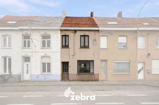 Deze te renoveren woning in Roeselare biedt heel wat potentieel. Met twee slaapkamers, een zolderkamer, verschillende leefruimtes vormt dit pand een mooie basis voor wie een woning volledig naar eigen smaak wil renoveren.<br /><br />Op het gelijkvloers betreedt u de woning via de inkomhal. Verder vindt u hier een woonkamer met gaskachel, een keuken en een badkamer met wastafel, douche en afzonderlijke toilet. Een afzonderlijke berging biedt extra praktische opbergruimte.<br /><br />De eerste verdieping omvat twee slaapkamers. Op de tweede verdieping bevindt zich een zolderruimte/derde slaapkamer.<br /><br />Buiten beschikt de woning over een stadskoer met gemeenschappelijke uitweg.<br /><br />De woning geniet van een centrale ligging in Roeselare, met winkels, scholen, horeca en andere dagelijkse voorzieningen in de nabije omgeving. Ook de verbinding met omliggende gemeenten en belangrijke invalswegen is vlot.<br /><br />Renovatieplicht van toepassing.<br /><br /><strong>Ook wild geworden van deze thuis?<br />Twijfel dan niet langer en leg vandaag nog uw bezoek vast!</strong>