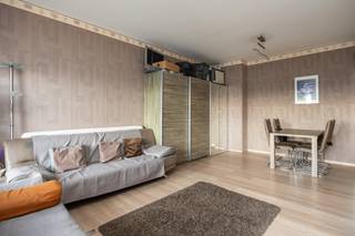 <p><strong>Lichtrijk appartement met panoramisch uitzicht en terras aan de Belgiëlei</strong></p><p> </p><p><strong>Troeven</strong></p><ul><li><p><strong>Toplocatie:</strong> Gelegen op de gegeerde Belgiëlei in Antwerpen met vlotte verbindingen.</p></li><li><p><strong>Uitzicht &amp; Licht:</strong> Gelegen op de 7e verdieping met een indrukwekkend veruitzicht.</p></li><li><p><strong>Buitenruimte:</strong> Balkon/terras over de volledige breedte van de leefruimte.</p></li><li><p><strong>Extra bergruimte:</strong> Inclusief maar liefst 2 private kelderbergingen.</p><p> </p></li></ul><p><strong>Beschrijving</strong><br /></p><p>Op de 7e verdieping van een statig gebouw aan de bruisende Belgiëlei bieden wij dit lichtrijke en praktisch ingedeelde 1-slaapkamerappartement aan. Door de hoge ligging (met 2 liften) geniet u hier van een overvloed aan natuurlijk licht en een panoramisch zicht over de stad.</p><p> </p><p><strong>Lichtrijke leefruimte &amp; terras</strong> U betreedt het appartement via de centrale inkomhal voorzien van een vestiaire, een aparte berging en een afzonderlijk toilet. De ruime woonkamer (24 m²) vormt het hart van de woning. Dankzij de brede schuifpui stapt u zo het aangename terras op, waar u in alle rust kunt genieten van het weidse zicht op de bomenrij van de lelei en de Antwerpse skyline.</p><p> </p><p><strong>Keuken, slaapkamer &amp; badkamer</strong> Aansluitend aan de hal bevindt zich de aparte keuken met raampartij. De rustig gelegen slaapkamer (14 m²) biedt meer dan voldoende ruimte voor een tweepersoonsbed en een grote kastenwand. De badkamer is uitgerust met een ligbad met douchefunctie en een wastafel.</p><p> </p><p><strong>Dubbele opbergruimte</strong></p><p>Een grote troef van dit appartement is de aanwezigheid van maar liefst <strong>2 private kelderbergingen</strong> in de ondergrondse verdieping, ideaal voor extra opslag.</p><p> </p>