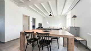 <p>Welkom in deze charmante en mooi afgewerkte woning waar ruimte.</p>
<p>Bij het binnenkomen betreedt u onmiddellijk de ruime leefruimte die mooi werd afgewerkt en geniet van een overvloed aan natuurlijke lichtinval dankzij de grote raampartijen. De gezellige living biedt voldoende plaats voor een comfortabele zithoek en een volwaardige eetruimte, waardoor hier een warme en uitnodigende sfeer gecreëerd wordt.</p>
<p>Aansluitend wandelt u verder naar de volledig uitgeruste keuken. Deze werd praktisch ingericht en biedt een mooi zicht op de tuin, wat zorgt voor een extra aangenaam ruimtegevoel tijdens het koken of tafelen. Dankzij de directe connectie met de leefruimte vormt de keuken het centrale hart van de woning.</p>
<p>Verder beschikt de woning over twee mooie en ruime slaapkamers, beide met voldoende plaats voor een groot bed en extra kastruimte. De kamers genieten bovendien van een aangename lichtinval, wat zorgt voor een rustig en comfortabel gevoel.</p>
<p>De badkamer werd eveneens mooi afgewerkt en is uitgerust met een moderne douche. Daarnaast is er nog een apart toilet aanwezig voor extra comfort en gebruiksgemak.</p>
<p>Een absolute troef van deze woning is de grote garage, ideaal voor het parkeren van een wagen, fietsen of extra opslagruimte. Daarnaast beschikt de woning nog over een extra grote polyvalente ruimte die perfect kan dienen als hobbyruimte, werkplaats, opslagruimte of bureau.</p>
<p>Buiten geniet u van een aangename tuin waar u volledig tot rust kan komen. Dankzij de rustige sfeer en het mooie zicht vormt dit de ideale plek om te ontspannen of gezellig samen te genieten met familie en vrienden.</p>
<p>Pluspunten:<br />- Mooie en ruime leefruimte<br />- Veel natuurlijke lichtinval<br />- Volwaardige keuken met zicht op de tuin<br />- 2 ruime slaapkamers<br />- Mooi afgewerkte badkamer<br />- Grote garage<br />- Extra polyvalente ruimte<br />- Praktische indeling<br />- Gezellige tuin<br /><br /><span>Maatregelen opgenomen in het Maatregelenregister: nee</span></p>
<p>Gelieve het contactformulier in te vullen bij interesse.</p>