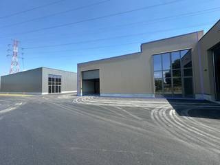 Nieuwbouw KMO-unit van 262 m² en 3 privatieve parkeerplaatsen te huur in Wevelgem.De geïsoleerde casco magazijnruimte is opgebouwd uit een...