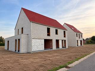 <ul>
<li>Landelijke ligging</li>
<li>Hedendaagse architectuur</li>
<li>E-peil 20</li>
<li>Voorzien van inpandige garage</li>
<li>Mogelijkheid tot inrichten zolderverdieping</li>
</ul>
<br /><strong>OMGEVING</strong><br />In de Mosseveldstraat in Berlare woon je in een rustige, residentiële buurt die tegelijk vlot bereikbaar is. De ligging biedt een aangename balans tussen landelijk wonen en goede verbindingen: je bevindt je op korte afstand van het centrum van Berlare, terwijl steden zoals Dendermonde, Aalst en Gent vlot bereikbaar zijn via de nabijgelegen hoofdwegen.<br /><br />De omgeving staat bekend om haar groene karakter. Op wandel- of fietsafstand vind je tal van natuur- en recreatiegebieden, waaronder het Donkmeer en de omliggende wandelpaden. Ideaal voor wie houdt van buitenleven en ontspanning.<br /> <br /><strong>INDELING</strong><br />De woning geniet van een uitnodigende inkomhal voorzien van gastentoilet. Van hieruit is doorgang naar de aangename leefruimte met open keuken met uitzicht op de zongerichte tuinen. Deze woning geniet tevens van een inpandige garage met extra opbergruimte.<br /><br />Verder is op iedere verdieping ruimte voor drie slaapkamers, een volwaardige badkamer uitgerust met ligbad, inloopdouche en dubbele lavabo. Een apart toilet is voorzien op de nachthal.<br /><br />Tot slot is er de mogelijkheid tot het inrichten van de zolderverdieping naar een volwaardige slaapkamer of hobbyruimte.<br /><br />Kortom; de woning is voorzien op comfortabel wonen met voldoende ruimte en mogelijkheden!<br /><br /><strong>E-PEIL 20</strong><br />De woningen zijn uitgerust met vloerverwarming op zowel het gelijkvloers als de eerste verdieping, aangestuurd door een energiezuinige warmtepomp. Het ventilatiesysteem D en de zonnepanelen zorgen ervoor dat het E-peil van 20 wordt behaald, wat bijdraagt aan een energiezuinige en milieuvriendelijke woonomgeving.<br /><br />Wil je jouw toekomstige woning ontdekken? Bel ons op 09 394 67 95 of mail naar info@potrell.be voor meer info of een afspraak!<br /><br /><strong>WONING OP MAAT | JOUW WONING, JOUW STIJL</strong><br />Maak van deze woning jouw droomhuis op maat! Voeg je eigen smaak en persoonlijkheid toe en kies zelf de keuken, vloer en badkamer van jouw instapklare woning. Een eigen stek op maat van jouw wensen en stijl. Jij kiest, Potrell voert uit. Zo makkelijk is het!