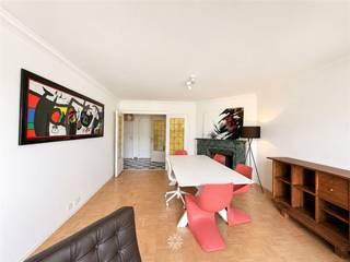 <p><span>GENT - Gustaaf Callierlaan 161 - Ben je op zoek naar een lichtrijk en charmant appartement met garagebox te huur in Gent? Dan is dit pand mogelijk iets voor jou.</span></p><p><span> </span></p><p><span>De belangrijkste troeven op een rij:</span></p><ul><li><span>Lichtrijk en ruim</span></li><li><span>Gelegen aan het Zuidpark</span></li><li><span>Nabij belangrijke in- en uitvalswegen </span></li><li><span>Inclusief garagebox en kelderberging</span></li></ul><p><span> </span></p><p><span>Indeling:</span></p><p><span>Inkomhal met ingebouwde kasten, gastentoilet, badkamer uitgerust met ligbad en lavabomeubel (incl. aansluiting wasmachine), drie slaapkamers, ruime leef- en eetruimte, volledig ingerichte keuken.</span></p><p><span>Ruim balkon aansluitend op de keuken en de slaapkamer.</span></p><p><span> </span></p><p><span>Inclusief garagebox en kelderberging.</span></p><p><span> </span></p><p><span>Belangrijke info:</span></p><p><span>Beschikbaar vanaf: 01/06/2026. Domicilie verplicht.</span></p><p><span>Huurprijs: 1250 EURO/maand + 150 EURO/maand provisie (inclusief algemene kosten, verbruik water en verwarming).</span></p><p><span> </span></p><p><span>Interesse in dit tof appartement? Vraag dan snel jouw bezoek aan via onze website!</span></p><p><span> </span></p>