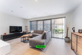 🏡 Welkom in het bruisende hart van Mariakerke, waar deze volledig gerenoveerde topwoning op jou wacht! Alles is vernieuwd met oog voor kwaliteit...
