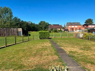 <p><strong>🏡 Gezellige gezinswoning met 3 slaapkamers, inpandige garage en tuin in rustige doodlopende straat op een totale opp van 8a.</strong><br /><br />Bent u op zoek naar een charmante woning op een rustige locatie?<br />Dan is deze gezellige gezinswoning in het rustige Mol-Ezaart zeker een bezoek waard.<br /><br />Gelegen in een doodlopende straat geniet u hier van alle rust, terwijl winkels, scholen en andere voorzieningen vlot bereikbaar zijn.<br /><br />Via de inkomhal komt u de woning binnen.<br />Van daaruit bereikt u de gezellige woonkamer met houtkachel, die zorgt voor een warme en sfeervolle leefruimte.<br />Aansluitend bevindt zich de keuken, die wordt uitgerust met een koelkast en nieuwe oven. <br />Verder beschikt het gelijkvloers over een ruime slaapkamer, een badkamer met douche in bad, apart toilet en een praktische inpandige garage.<br />Daarnaast is er een kelder aanwezig, ideaal als extra opslagruimte.<br /><br />Op de verdieping bevinden zicht nog twee ruime slaapkamers en een berging.<br />Hierdoor is de woning perfect geschikt is voor een klein gezin, een koppel of wie graag een extra hobby- of bureauruimte heeft.<br /><br />🌿 Achteraan de woning geniet u van een aangename tuin met terras, de ideale plek om te ontspannen of gezellig buiten te eten in alle rust.<br />Naast de woning is er nog een aparte berging.<br /><br />📞 Interesse? Neem gerust contact met ons op voor een bezichtiging. Bezoeken zijn steeds mogelijk op afspraak. Beschikbaarheid in onderling overleg.</p>