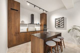 Gelegen in de prestigieuze wijk <strong>Nieuw Zuid</strong>, biedt dit mooi afgewerkt nieuwbouwappartement het perfecte evenwicht tussen stadsleven, cultuur en natuur. Hier geniet je van restaurants, koffiebars, kunstgalerijen én de prachtige Scheldekaaien. Liever natuur en rust? Ontspan in de uitgestrekte Hobokense Polder, op enkele minuten van uw deur of neem de boot naar Linkeroever.<br /><strong>Indeling: </strong>Aan de inkomhal met een afzonderlijk toilet vinden we een berging met aansluiting voor wasmachine/droogkast. De stalen schuifdeur verwelkomt je naar de leefruimte met grote raampartijen en hoge plafonds. Het terras heeft een prachtig zicht op het binnenplein en de Schelde. Aan de leefruimte vinden we een extra kamer, te gebruiken als buro of slaapkamer. Aansluitend vinden we de open keuken met kookeiland. De ruime slaapkamer sluit aan op een badkamer met inloopdouche en lavabo. Diverse kasten zorgen voor voldoende opbergruimte. Extra troef is het zuidgerichte dakterras met zicht op de Schelde. Tevens is er een gemeenschappelijke fietsenstalling met fietslift en automatische toegangsdeur. <br /><strong>Bijzonderheden:</strong>
<ul>
	<li>Het appartement is volledig instapklaar met hoogwaardige afwerking. Overname meubels is bespreekbaar.</li>
	<li>Ondergrondse autostaanplaats met laadpunt verplicht mee aan te kopen aan €45.000-.</li>
	<li>Energieklasse A.</li>
	<li>Het appartement is momenteel verhuurd</li>
</ul>