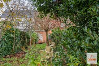 In deze rustige straat, grenzend aan de Bourgoyen-Ossemeersen en op wandelafstand van het park Claeys Bouüaert, winkels, scholen en openbaar vervoer, vindt u deze gesloten bebouwing met een <strong>grote zuidgerichte tuin</strong>. De woning heeft nood aan een <strong>grondige renovatie</strong>. Enkel het dak en de ramen aan de voorzijde zijn afgelopen jaren gerenoveerd. <br /><br />Op het gelijkvloers komt u binnen via de inkomhal waarna u naar de <strong>voorplaats </strong>gaat, dewelke aansluit op de woonkamer. Aansluitend bevinden zich de <strong>eetplaats </strong>en de <strong>keuken </strong>met toegang tot de tuin. Achterliggend is nog een handige berging. De woning heeft een <strong>diepe en zonnige tuin</strong> met zuidoriëntatie, een echte troef voor wie op zoek is naar rust en natuur.<br /><br />Het eerste verdiep geeft plaats aan de badkamer en de eerste <strong>twee slaapkamers</strong>. De <strong>zolderverdieping</strong>, toegankelijk via vaste trap, is grotendeels afgewerkt en doet vandaag<strong> </strong>dienst als <strong>derde, ruime slaapkamer</strong>.<br /><br />Deze woning is de ideale kans voor wie op zoek is naar een woning in een aangename buurt, en zijn eigen goesting en smaak wil toepassen bij het renoveren! Wenst u een afspraak, neem dan contact op met Theo voor uw bezoek ter plaatse: theo@convas.be
