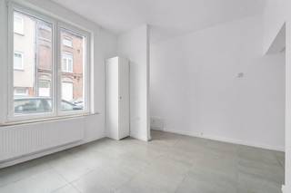 <p>Te koop in Gent:<br /><br />Bent u op zoek naar een betaalbare woning of interessante investering in Gent? Dan is deze charmante stadswoning in de Schaliestraat 50 zeker een bezoek waard.<br /><br />Bij het binnenkomen komt u terecht in de gezellige leefruimte met keuken. Achteraan op het gelijkvloers bevindt zich de badkamer. Daarnaast beschikt de woning ook over een praktische kelder, ideaal als extra bergruimte.<br /><br />Op de eerste verdieping bevindt zich een ruime slaapkamer. De tweede verdieping biedt plaats aan een tweede slaapkamer, die perfect kan dienen als hoofdslaapkamer, bureau of hobbyruimte.<br /><br />Dankzij de functionele indeling en de centrale ligging is deze woning ideaal voor starters, jonge koppels of investeerders die op zoek zijn naar een interessante opportuniteit in Gent.<br /><br />Indeling:<br />- Gelijkvloers: woonkamer met open keuken en badkamer<br />- Eerste verdieping: slaapkamer<br />- Tweede verdieping: slaapkamer<br />- Kelder aanwezig<br /><br />Interesse? Contacteer Ilhan op 04 89 27 20 72 of per mail op ilhan@cornelis-goeman.be</p>