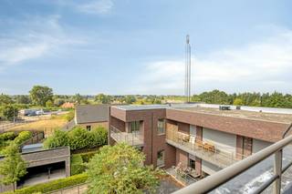 Op een rustige en aangename locatie in de Stationstraat te Moorslede bevindt zich dit verzorgde en lichtrijke appartement met één slaapkamer. De centrale ligging zorgt voor een vlotte bereikbaarheid van diverse voorzieningen, terwijl u tegelijk kunt genieten van de nodige rust.<br /><br />Bij binnenkomst wordt u verwelkomd in een ruime, open leefruimte met grote raampartijen die zorgen voor een aangename natuurlijke lichtinval en een mooi uitzicht over de omgeving. <br /><br />Aansluitend bevindt zich de praktisch ingerichte keuken, met in de directe nabijheid een handige berging die voorzien is van de nodige technische aansluitingen.<br />Het terras vormt een bijzonder aangename troef. Hier geniet u van een ruim uitzicht over de omgeving en een rustige binnentuin. Dankzij de toegang vanuit zowel de leefruimte als de slaapkamer is het terras optimaal geïntegreerd in de woonbeleving.<br /><br />De slaapkamer sluit rechtstreeks aan op de leefruimte en biedt eveneens toegang tot het terras. Dit zorgt niet alleen voor extra comfort, maar ook voor een aangenaam gevoel van ruimte en licht.<br />De ruime badkamer is uitgerust met een douche, toilet en wastafel en biedt alle nodige comfort.<br /><br />Dit appartement is een ideale woonst voor starters of alleenstaanden, maar vormt dankzij de praktische indeling en verzorgde staat eveneens een interessante investering. Bovendien zijn alle ruimtes vlot toegankelijk voor rolstoelgebruikers. Ook de badkamer werd aangepast met aandacht voor toegankelijkheid, gebruiksgemak en comfort.<br /><br /><br />Troeven:<br />Rustige ligging met zicht op de binnentuin<br />Lichtrijke en open leefruimte<br />Gelegen op de bovenste verdieping<br />Terras met ruim uitzicht<br />Terras toegankelijk vanuit zowel leefruimte als slaapkamer<br />Praktische berging nabij de keuken<br />Verzorgde en instapklare staat<br />Autoparkeerplaats en fietsenparking<br />Ruime gemeenschappelijke hal<br />Gemeenschappelijke binnenruimte aan de binnentuin<br /><br />Bestuursmaatregelen in het maatregelenregister: nee<br /><br />Deze AI-visualisaties zijn bedoeld als inspiratie. Er werd geen rekening gehouden met technische specificaties, stedenbouwkundige voorschriften of de concrete mogelijkheden tot realisatie.
