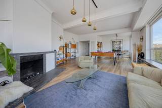 <p><strong>Wonen op een toplocatie met ruimte in overvloed<br /><br /></strong>Dit ruime appartement bevindt zich op een bijzonder aantrekkelijke locatie, op de hoek van de Bosmanslei en de Jan Van Rijswijcklaan. Ook qua bereikbaarheid zit je uitstekend: de tram stopt vlak voor de deur en zowel het stadscentrum als de A12 en de belangrijkste autosnelwegen zijn vlot bereikbaar.<br /><br />Bij binnenkomst springt meteen de karaktervolle uitstraling van Résidence Le Zodiaque in het oog. Het modernistische gebouw dateert uit 1957 en ademt nog steeds een typische retrostijl uit de jaren 50. Het goed onderhouden complex telt zeven verdiepingen, waarbij dit appartement zich op de vijfde verdieping bevindt.<br /><br />De woning biedt bijzonder veel mogelijkheden. In totaal zijn er vijf slaapkamers, drie badkamers en vijf toiletten. Daardoor is er voldoende plaats voor een groot gezin, een samengesteld gezin of een cohousingproject. De vijfde kamer bevindt zich naast de leefruimte en wordt momenteel gebruikt als bureau, maar kan eenvoudig opnieuw als slaapkamer worden ingericht.<br /><br />De keuken, die toegang geeft tot een terras, en de badkamers zijn meteen bruikbaar, al kunnen ze op termijn wel een moderne update gebruiken. Een bijkomend voordeel is het gunstige EPC-label B.<br /><br />De absolute blikvanger van het appartement is zonder twijfel de woonkamer. De originele parketvloer uit 1957 geeft de ruimte veel karakter, terwijl de grote ramen zorgen voor een overvloed aan natuurlijk licht. Het panoramische uitzicht over de Singel en de stad maakt het geheel extra bijzonder.<br /><br />Dankzij de hoekligging en de indeling rond de centrale liftkern komt er bovendien in vrijwel elke kamer veel daglicht en frisse lucht binnen. Het resultaat is een aangenaam en ruimtelijk appartement met een unieke combinatie van karakter, licht en mogelijkheden.<br /><br />Er is een privatieve kelderberging bij het appartement.<br /><br />Als extra optie kan er een dubbele garagebox worden aangekocht waarbij ook de oprit privatief kan gebruikt worden voor 3 wagens. De vraagprijs hiervoor bedraagt €95.000</p>
<p> </p>