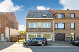 <p><span>Handelspand met woonst op een perceel van 341 m² gelegen op de grens met Kapellen in een rustige residentiële woonwijk met vlotte verbinding naar invalswegen, winkels en scholen.</span></p><p><span> </span></p><p><span>Momenteel is de winkel ingericht als studio met eigen ingang, keuken en badkamer. Ideaal voor verhuur, praktijkruimte of zelfstandige activiteit.</span></p><p><span> </span></p><p><span>De woning beschikt over 3 slaapkamers, ruime zolder met mogelijkheid tot extra slaapkamers, zuidgerichte tuin met terras zonder inkijk en garage/magazijn van 50 m².</span></p><p><span> </span></p><p><span>Mogelijk om te vormen tot eengezinswoning, investering of combinatie van wonen en werken.</span></p><p><span> </span></p><p><span>BIJZONDERHEDEN:</span></p><p><span>PVC ramen met dubbele beglazing en rolluiken op het gelijkvloers</span></p><p><span>aparte nutsvoorzieningen voor de studio en de woning</span></p><p><span>droge kelder met toegang tot de tuin</span></p><p><span>dak werd vernieuwd en geïsoleerd in 2012</span></p><p><span> </span></p><p><span> </span></p>