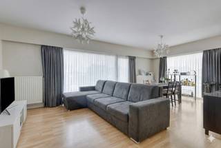 <h3>Riant appartement (105 m²) met maximale lichtinval en strategische ligging in Dilbeek!<br /><br />Ben je op zoek naar een woonst die uitblinkt in binnenruimte en licht? Dit uitstekend onderhouden hoekappartement verrast je bij binnenkomst direct door de grote raampartijen. Met twee volwaardige slaapkamers, een nieuwe badkamer, nieuwe keuken en een praktische indeling is dit pand volledig instapklaar.<br />Je woont hier op een strategische as met alles binnen handbereik: winkels, scholen en openbaar vervoer liggen voor de deur, terwijl je binnen enkele minuten op de Ring of in Brussel bent. Een ideale kans voor starters die veel ruimte zoeken voor hun budget. <br /><br />Dit appartement is momenteel verhuurd, wat het bijzonder interessant maakt als vastgoedinvestering met onmiddellijk rendement.<br />Wil je hier liever zelf wonen, dan is dit uiteraard geen enkel probleem mits het respecteren van een opzegtermijn.<br />Een ondergrondse autostaanplaats is verplicht mee aan te kopen voor €18.000.<br /><br />Gelegen op een toplocatie in Dilbeek met een uitzonderlijke mooiscore van 8,7/10. Vlot bereikbaar, dichtbij winkels, openbaar vervoer en in een rustige omgeving.<br /><br />Stedenbouwkundige inlichtingen: Vg-Wg-Gmo-Gvkr-Vv<br /><br />👉 Mis deze kans niet om eigenaar te worden van dit unieke appartement in Dilbeek!<br /><br />📩 Interesse?<br />Contacteer Mathias via mathias.ehmann@weinvest.be of 0478/70.96.49 voor meer informatie of een bezoek ter plaatse.</h3>