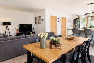<p><span><span><strong>Instapklare moderne woning met 3 slaapkamers, garage en tuin.<br /><br /><u>Een bezoek aanvragen kan eenvoudig via onze website: www.immodrie.be. Zoek het pand terug onder 'Te Huur' en selecteer vervolgens op de pagina de optie 'Bezoek aanvragen'. Omwille van de grote reeks aanvragen, worden verzoeken via Immoscoop of andere portaalsites niet verwerkt.</u> </strong></span></span><span><br /></span></p>
<p>Welkom in deze aangename gezinswoning, gelegen in de kindvriendelijke en rustige verkaveling Bleek te Arendonk. We starten in de inkomhal, waar meteen een gastentoilet voorzien is. Vanuit de inkomhal is er toegang tot de inpandige garage, uitgerust met een automatische sectionaalpoort. Deze ruimte biedt niet alleen plaats aan een wagen, maar kan eveneens perfect gebruikt worden voor het stallen van fietsen en het opbergen van allerhande spullen. Vanuit de inkomhal lopen we verder naar de ruime leefruimte, die dankzij het open karakter volledig vrij en naar eigen wens kan worden ingericht. Er is voldoende ruimte om verschillende gezellige zithoeken en een eetgedeelte te creëren.</p>
<p>Achteraan bevindt zich de open keuken, die voorzien is van alle hedendaags comfort. De keuken beschikt over een praktisch kookeiland met gasvuur en een ruime hoekkeuken met koelkast, vriezer, vaatwasser op hoogte en een combioven. Dankzij de vele kasten is er bovendien voldoende opbergruimte.</p>
<p>Aan het kookeiland is er ruimte om barkrukken te plaatsen, ideaal voor een snel ontbijt, een gezellige babbel tijdens het koken of om gasten te ontvangen. Verder is er plaats voor een eettafel, waarbij je vanuit de keuken een aangenaam zicht hebt op de tuin.</p>
<p>Via de schuifpui met vliegenraam stap je rechtstreeks de tuin in. De tuin beschikt over een aangenaam terras en een graszone. Naast de woning staat bovendien een praktisch tuinhuis, ideaal voor het opbergen van tuingereedschap, vuilnisbakken,...</p>
<p>Naast de keuken bevindt zich een koele berging, voorzien van legschabben en dus bijzonder handig voor extra opslag. Daarnaast is er een achterinkom/wasplaats, die eveneens rechtstreeks toegang geeft tot de tuin.</p>
<p>We nemen vervolgens de trap naar de eerste verdieping. Hier bevinden zich drie volwaardige slaapkamers, elk voorzien van rolluiken en vliegenramen. De kamers bieden voldoende ruimte, waarbij ze naar eigen behoefte kunnen worden ingericht als slaapkamers, kinderkamers, bureau of hobbyruimte. De verdieping beschikt daarnaast over een ruime badkamer met een ligbad, een aparte douche, een badkamermeubel met enkele wastafel en een toilet.</p>
<p>Tot slot is er via een vlizotrap toegang tot de ruime opslagzolder. Deze biedt heel wat extra bergruimte voor bijvoorbeeld seizoensgebonden spullen, koffers en andere materialen. Op de zolder bevindt zich tevens de cv-ketel.</p>
<p><span><span><strong>Pluspunten</strong></span>:<br />- De ganse woning is voorzien van verlichting.<br />- Regenwaterput voorzien voor wasmachine en toiletten.<br />- TV aansluiting op alle slaapkamers.<br />- Rustige, kindvriendelijke locatie.</span></p>