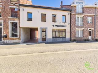 <p><span>Bent u op zoek naar een interessante investering met tal van mogelijkheden? Dan is dit veelzijdige pand in het centrum van Herk-de-Stad zeker een bezoek waard. </span></p><p><span> </span></p><p><span>Gelegen op een perceel van 432 m², op wandelafstand van winkels, scholen en openbaar vervoer, biedt Ridderstraat 22 niet alleen een handelsruimte met een ruime woonst maar vooral een uitzonderlijk ontwikkelingspotentieel.</span></p><p><span>Een van de grootste troeven van dit eigendom is de mogelijkheid om het gebouw om te vormen tot drie volwaardige appartementen. </span></p><p><span> </span></p><p><span>Dankzij de royale bewoonbare oppervlakte, de gunstige indeling over meerdere verdiepingen en de centrale ligging vormt dit pand een uitstekende opportuniteit voor investeerders en projectontwikkelaars. Bovendien bestaat er, onder voorbehoud van de geldende stedenbouwkundige voorschriften en de nodige vergunningen, de mogelijkheid om het gebouw verder te verhogen en zo bijkomende woonoppervlakte te creëren.</span></p><p><span> </span></p><p><span>Momenteel is het gelijkvloers ingericht als horecazaak en beschikt het over een karaktervolle commerciële ruimte, meerdere bergruimtes, sanitaire voorzieningen en een praktische indeling. Hierdoor kan het pand desgewenst verder commercieel worden uitgebaat of eenvoudig worden herbestemd binnen een toekomstig renovatie- of ontwikkelingsproject.</span></p><p><span> </span></p><p><span>De bovenverdiepingen omvatten een instapklaar appartement met een lichtrijke woonkamer van 30,78 m², een aparte keuken, twee ruime slaapkamers van 14 m² en 16 m² en een badkamer met zowel een douche als een ligbad. Daarnaast bieden de kelder en de zolder extra bergruimte.</span></p><p><span> </span></p><p><span>Achteraan bevindt zich een aangename, noordoost georiënteerde tuin van 176 m² met terras en een indrukwekkende koivijver. De dubbele garage met sectionale poorten vormt een extra meerwaarde, zowel voor eigen gebruik als binnen een eventuele toekomstige herontwikkeling.</span></p><p><span> </span></p><p><span>Dankzij de combinatie van een topligging, royale volumes en diverse ontwikkelingsmogelijkheden is dit pand een unieke opportuniteit voor wie op zoek is naar een rendabele investering met toekomstperspectief.</span></p><p><span> </span></p><p><span>Pluspunten:</span></p><ul><li><span>Mogelijkheid tot het creëren van circa 3 appartementen (onder voorbehoud van vergunning)</span></li><li><span>In het centrum van Herk-de-Stad met parkeermogelijkheid op het perceel</span></li><li><span>Perceel van 432 m²</span></li></ul><p><span> </span></p><p><span>De vermelde bewoonbare oppervlakte is de netto-oppervlakte van het pand met uitzondering van de kelder, zolder en bijgebouwen.</span></p>