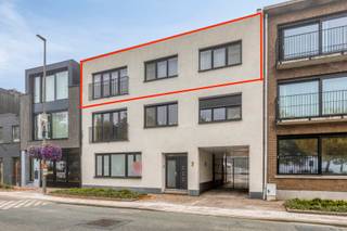 Dit ruime en bijzonder lichtrijke stadsappartement is volledig instapklaar. Het bevindt zich in een kleinschalig gebouw met slechts twee...