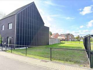 <p><span>BOUWGROND 263m² VOOR CREATIE HALFOPEN BEBOUWING MET GARAGE</span></p><p><span>rustige, autoluwe en kindvriendelijke ligging nabij centrum, Dorpshart en station met vlotte bereikbaarheid via N16, A12 en N17</span></p><p><span> </span></p><p><span>Het perceel (Lot 4) heeft een breedte van 11,8 meter.</span></p><p><span>De tuin is oost-georiënteerd.</span></p><p><span>Geen bouwverplichting / bouwvoorschriften verkrijgbaar op aanvraag.</span></p><p><span> </span></p><p><span> </span></p><p><span> </span></p>