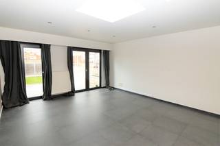 Rustig gelegen woning nabij scholen, winkels en op fietsafstand van het centrum van Mechelen.<br /><br />Indeling:<br />Inkomhal, ruime woonkamer en open keuken voorzien van alle comfort, apart toilet en kelder.<br />Daarnaast is er een praktische berging met aansluiting voor wasmachine en droogkast.<br /><br />Op de eerste verdieping bevinden zich een slaapkamer en de badkamer met toilet, douche en ligbad.<br />De tweede verdieping bestaat uit 1 slaapkamer met aansluitend een bureau/of extra slaapkamer.<br /><br />Het pand beschikt bovendien over een mooie tuin met terras.<br />Er is in verschillende ruimten airco voorzien.<br /><br />Vrij vanaf 01.10.26, eventueel vroeger volgens afspraak.<br /><br />Voor meer info of een bezoek:<br />📧 michael@immovos.be<br />📞 0494 03 06 40