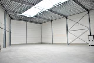 Loods met een oppervlakte van 357,88m² en een vrije hoogte van 6,44m!De standaarduitrusting is top zo zijn daar onder andere:- buitenverlichting-...