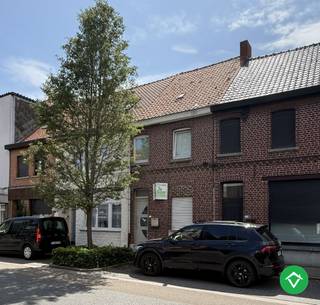 Deze woning is gelegen op een gunstige ligging te Izegem, kortbij de Ring, Frunpark, het stadscentrum, de Colruyt en nog veel meer!De indeling is als...