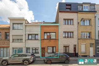 <p><span>Charmante woning met 3 slaapkamer.</span></p><p><span> </span></p><p><span>Gelegen in een opkomende en bruisende buurt in Antwerpen Noord, vlakbij het Stuivenbergplein en het Park Spoor Noord, alsook verschillende commerciële straten. Omwille van de centrale ligging en het openbaar vervoer, ben je zo in het centrum van Antwerpen!<br /><br />Indeling:<br />-GLVL: Je betreedt de woning via de inkomhal (10,5m²) die toegang geeft tot alle ruimtes. Aan de voorkant van het gebouw bevindt zich de living (21m²). Aan de achterkant van het gebouw bevindt zich de ruime keuken(12,5m²) met toegang tot de zonnige tuin. De keuken beschikt tevens over een aansluiting voor de wasmachine.<br />Verder is er reeds een eerste slaapkamer (13m²) en een apart toilet te vinden op de gelijkvloers<br />-V1: Via de draaitrap is er toegang tot 1ste verdiep. Hier bevinden zich 2 slaapkamers (15m² & 8m²). Verder is er nog een ruime badkamer (10,5m²) dewelke voorzien is van zowel bad en een douche.</span></p><p><span>- V2: Op de 2e verdiep bevind zich nog een ruime zolder (31m²) de welke ingedeeld kan worden als 2 extra slaapkamers/hobbykamers<br /><br /></span></p><p><span>Bijzonderheden:<br />- 2 extra slaapkamers mogelijk<br />- Zonnige tuin</span></p><p><span>- 144m² cfr. EPC</span></p><p><span>- Label E: 468 kWh/m²jaar<br /><br /></span></p><p><span>Voor meer informatie kan u terecht bij Area Partners: INFO@area.be of 03/284.60.60</span></p><p><span> </span></p><p><span>Renovatieverplichting residentiële gebouwen van toepassing. Meer info: https://energiesparen.be/renovatieverplichting</span></p><p><span> </span></p>