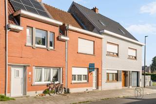 Charmante woning met VEEL POTENTIEEL, grote tuin en atelier/opslagruimte, ideaal voor wie ruimte en mogelijkheden zoekt!Deze karaktervolle woning...