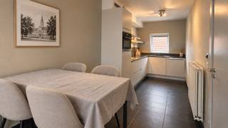 Op zoek naar een aangenaam appartement (Bj.2015) op een centrale ligging? Dit ruime éénslaapkamer -appartement op de tweede verdieping combineert een lichtrijk interieur met een mooi open zicht en een vlotte bereikbaarheid.<br />De leefruimte geniet van veel natuurlijke lichtinval en sluit aan op de open, volledig ingerichte keuken, voorzien van koelkast, vaatwasser, oven, elektrische kookplaat, dampkap en voldoende kastruimte.<br />Vanuit het appartement heeft u toegang tot het terras met aangenaam uitzicht.<br />Verder beschikt het appartement over een zeer ruime slaapkamer, een badkamer met bad/douche, lavabo, een praktische berging, een afzonderlijk toilet en een ruime inkomhal.<br />Ook technisch heeft het appartement enkele mooie troeven: dubbele beglazing, een conform gekeurde elektrische installatie, cv op gas met radiatoren en beperkte gemeenschappelijke kosten. Bovendien is er een afzonderlijke garage in een andere straat en een lift aanwezig in het gebouw.<br />De ligging is bijzonder praktisch: rustig gelegen en toch vlak bij het centrum van Lendelede. Winkels, openbaar vervoer en andere dagelijkse voorzieningen bevinden zich op wandelafstand, terwijl ook de omliggende gemeenten vlot bereikbaar zijn..<br />Interesse? Neem gerust contact op met maggie@vastgoednorman.be.
