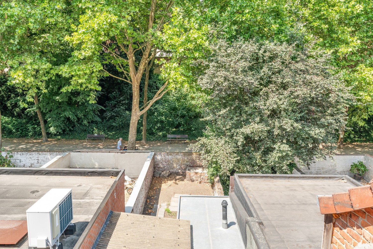 Leuke instapklare woning met 4 slaapkamers en tuin tegen het Stadspark ! - foto 2