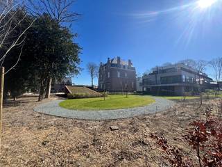 Fase 2: In een klein nieuw appartementsgebouw in bouwstijl aansluitend bij de eclectische villa, worden 5 appartementen afgewerkt. <br />Gelijkvloers links vinden we dit gezellige appartement met 2 slaapkamers en tuin dat wordt afgewerkt met kwaliteitsvol materiaal.<br />Al bij het binnenkomen vallen de gezellige woon- eetkamer en de aansluitende leefkeuken meteen op. Beide slaapkamers en de tussenliggende badkamer vervolledigen het appartement en een handige bergplaats biedt ruimte voor de hedendaagse technieken.<br />Dit appartement beschikt eveneens over het genot van een terras en tuin, die naadloos aansluiten bij de gemeenschappelijke parktuin met majestueuze bomen, doch voldoende privacy bieden.<br />Vloerverwarming door middel van warmtepomp, zonnepanelen en verluchtingsmodule zorgen voor een aangenaam binnenklimaat. Elk appartement in dit gebouw beschikt over een ruime privatieve kelderberging bereikbaar via trap of lift.<br />Het gebouw werd perfect geïntegreerd in een prachtige (her)aangelegde parktuin met wadi waarvan alle bewoners in het project het genot hebben. De gemeenschappelijke parkeergarage bevindt zich onder het naastliggende gebouw (minimaal 1 autostaanplaats verplicht aan te kopen, niet inbegrepen in verkoopprijs appartement). Een makkelijk bereikbare bovengrondse gemeenschappelijke fietsen- en afvalberging vervolledigen het geboden comfort voor de bewoners. <br />In de vormgeving van zowel gevels als interieur, wordt extra aandacht besteed aan een stijlvolle en tijdloze, duurzame afwerking.<br />Voor verdere informatie kan u ons steeds bereiken op 0473/45.77.37 of via mail info@batimmo-vastgoed.be