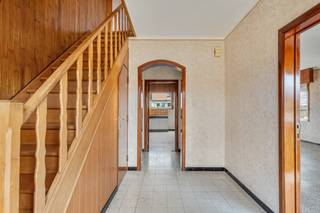 Deze ruime en oerdegelijke woning op 4a 25ca is goed gelegen en uiterst geschikt voor een gezin met kinderen!Bestaande uit een inkomhal met een...