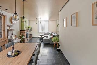 Deze instapklare woning mét garage is gelegen vlakbij het centrum van Westrozebeke.Op de gelijkvloerse verdieping is volgende indeling aanwezig:...