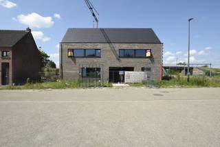 Deze prachtige bebouwing, gelegen op een perceel van 388 m², biedt alle ruimte en comfort voor een modern gezin.De woning is Bijna-Energie-Neutraal...