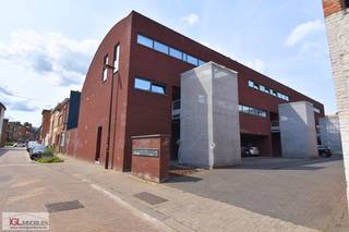 Immo Groot Leeuw vous propose ce duplex situé aux 1er et 2e étages, en plein centre de Ruisbroek.Au 1er étage, vous trouverez un hall d’entrée, des...