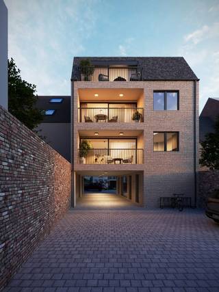 RESIDENTIE ROCHUS - Een kwalitatief, kleinschalig woonproject bestaande uit 3 appartementen, 3 garageboxen en een buitenstaanplaats, gelegen op wandelafstand van het commercieel centrum, openbaar vervoer en centrum Halle ! Door een hedendaagse architectuur zijn alle appartementen voorzien van een kwalitatieve buitenruimte /terras en is er een aanbod van zowel appartementen met 1 - of 2 slaapkamers. Deze energiezuinige appartementen zullen volledig volgens de laatste normen gebouwd worden en zijn standaard voorzien van:<br />- Zonnepanelen<br />- Ventilatiesysteem D<br />- Vloerverwarming (lucht/water).<br />De aankoop van een garage of staanplaats is mogelijk, een privatieve kelderberging is inbegrepen per appartement! Verkoop onder BTW-stelsel (21%) . Wenst u meer informatie over het project? Bel of mail ons ( Info@century21prodomo.be – 02/360.15.15 ) of neem een kijkje op de projectwebsite : www.rochus-halle.be !