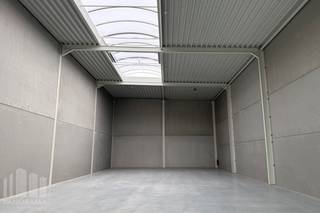 <strong>Nieuwbouw KMO-unit </strong>met een oppervlakte van 246 m² en 2 privatieve parkeerplaatsen te huur. Uitermate strategisch gelegen op de voormalige site van de papierfabriek Catala in Drogenbos, aan de zuidrand van Brussel, vlak naast de afrit 18 (Ruisbroek) van de E19 Brussel - Bergen. De site staat in zeer goede verbinding met het bovenlokaal wegennet van de E40, E19 en A12.<br /><br />De unit (brandklasse C) is opgebouwd uit een staalstructuur met geïsoleerde sandwichpanelen en heeft een <strong>vrije hoogte van 6 m.</strong> Verder is de loods toegankelijk via een <strong>automatische sectionale poort</strong> en voorzien van o.a. een lichtstraat met rookluik, polybetonvloer (1 t/m²) en individuele nutsvoorzieningen. Er is een grotere raam geplaatst voor meer natuurlijk licht en een versterkte grond.<br /><br />De unit maakt deel uit van het future-proof bedrijvenpark "Catala Business Park". <strong>Onmiddellijk Beschikbaar!</strong> <br /><br />Contacteer <strong>PANORAMA B2B</strong> voor bijkomende inlichtingen of een vrijblijvend plaatsbezoek<strong> 0479 70 70 70</strong>.