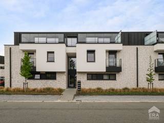 <p>Recent gelijkvloers appartement in Hamont met ruim terras, twee slaapkamers en energiezuinige technieken.</p>
<p>Dit zeer verzorgde appartement uit 2023 combineert hedendaags wooncomfort met een rustige ligging in een groene en landelijke omgeving. De lichtrijke leefruimte sluit mooi aan op het ruim aangelegde terras, ideaal om in alle rust te genieten. Dankzij de zonnepanelen, vloerverwarming en ventilatie woont u hier energiezuinig met EPC-label A. Het appartement beschikt bovendien over een eigen parkeerplaats en praktische berging in de kelder. </p>
<p>Indelingen: zie bijlage</p>
<p>Neem vandaag nog contact op voor een bezoek.</p>
<p>JOUW DROOMAPPARTEMENT. ZO GEVONDEN!</p>