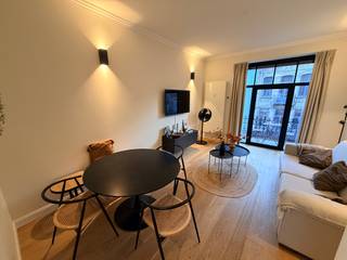<strong>--- NOUVEAU --- Ce charmant appartement meublé d’environ 45 m² combine parfaitement confort et fonctionnalité.<br /><br />👉 VISITE LUNDI 22/06 ! Vous pouvez trouver le calendrier en ligne pour la visite sur notre site web www.vastgoedspruyt.be.</strong><br /><strong>👉 Vous pouvez retrouver la vidéo immobilière de cette annonce sur notre propre site web www.vastgoedspruyt.be.</strong><br /><br />📍 Quartier du Châtelain – Niché dans une rue paisible, à proximité immédiate des commerces, transports en commun et espaces verts.<br /><br />🏡 Situé au 4ᵉ étage d’un petit immeuble sans ascenseur, le bien s’ouvre sur un hall d’entrée menant vers un séjour lumineux avec espace salon et salle à manger, prolongé par un balcon. La cuisine ouverte entièrement équipée s’intègre harmonieusement à l’espace de vie.<br />La chambre à coucher, située à l’arrière du bâtiment et au calme, dispose également d’un accès à un second balcon. L’appartement comprend en outre une salle de douche avec toilette et machine à laver.<br /><br /><strong>Disponible à partir du 01/06/2026.<br />PEB : label E (248kWhEP/(m².an))<br />Loyer : 1.350 €/mois + 200 €/mois (charges : parties communes, chauffage, TV et internet).</strong><br />🔒 Atouts: porte sécurisée – petit immeuble – appartement entièrement meublé – situation recherchée dans le quartier du Châtelain.<br /><br />✨ Une opportunité à découvrir rapidement ! <br /><br />--- <br /><br /><strong>--- NIEUW --- Dit charmante, gemeubelde appartement van ongeveer 45 m² biedt een ideale combinatie van comfort en functionaliteit.<br /><br />👉 BEZOEKMOMENT MAANDAG 22/06! U kan de online kalender voor het bezoekmoment terugvinden via onze eigen website www.vastgoedspruyt.be.</strong><br /><strong>👉 U kan de vastgoedvideo van dit zoekertje terugvinden via onze eigen website www.vastgoedspruyt.be.</strong><br /><br />📍 Châtelain – Gelegen in een rustige straat, op wandelafstand van winkels, openbaar vervoer en groene ruimtes.<br /><br />🏡 Het appartement bevindt zich op de 4e verdieping van een klein gebouw zonder lift en bestaat uit een inkomhal die leidt naar een lichtrijke leefruimte met salon en eetplaats, met toegang tot een balkon. De volledig uitgeruste open keuken sluit naadloos aan op de leefruimte.<br />De slaapkamer, rustig gelegen aan de achterzijde van het gebouw, beschikt eveneens over toegang tot een tweede balkon. Verder is er een douchekamer met toilet en wasmachine.<br /><br /><strong>Beschikbaar vanaf 01/06/2026.<br />EPC: E-label (248kWhEP/(m².an))<br />Huurprijs = €1.350/mnd + €200/maand (kosten GD, verwarming, tv en internet)</strong><br />🔒 Troeven: veiligheidsdeur – klein gebouw – volledig gemeubeld – gegeerde ligging in de Châtelainwijk.<br /><br />✨ Zeker een bezoek waard!<br />